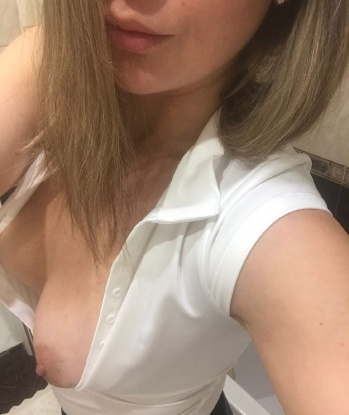 💋 В Москве, городе возможностей, я готова подарить тебе незабываемые моменты наслаждения и релаксации. 💫 Мои услуги на высшем уровне: классический секс, оральный секс, эротический массаж, стриптиз и многое другое. 🌹 У меня есть множество отзывов, подтверждающих мою безупречность и профессионализм. 😍 Мои фото настоящие, доверься моей красоте и опыту. 💖 Этот мир полон замечательных вещей, и я готова подарить их тебе. Обращайся! 😉 Роксана
